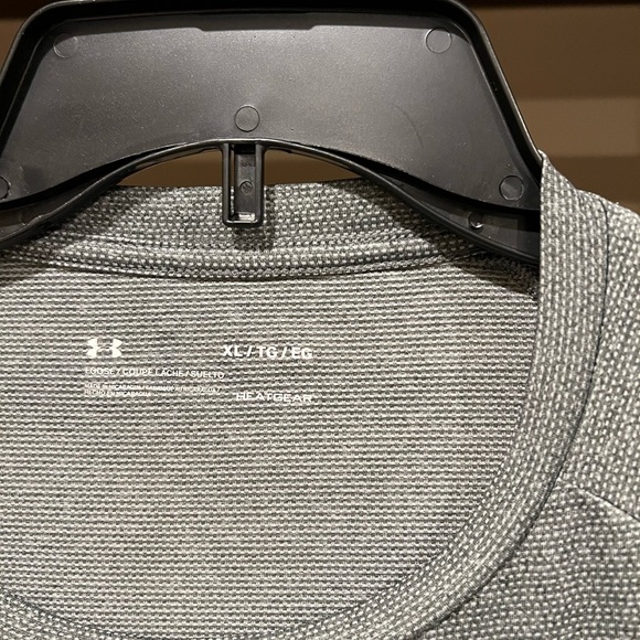 Men’s Under Armor Long Sleeve Shirt - Picture 2 of 3